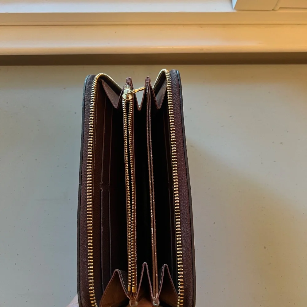 Louis Vuitton | Zippy Wallet w/ Brown Interior | Good to Great Condition - Picture 5 of 14